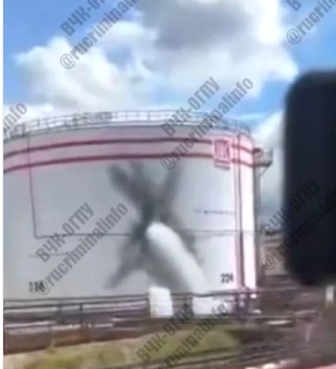 VIDEO Ucrainenii au atacat în premieră o rafinărie Lukoil din Republica Komi
