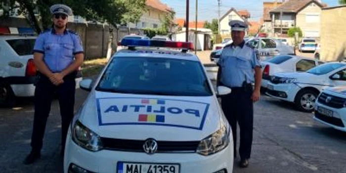 Cei doi poliţişti implicaţi în acţiunea de salvare a femeii