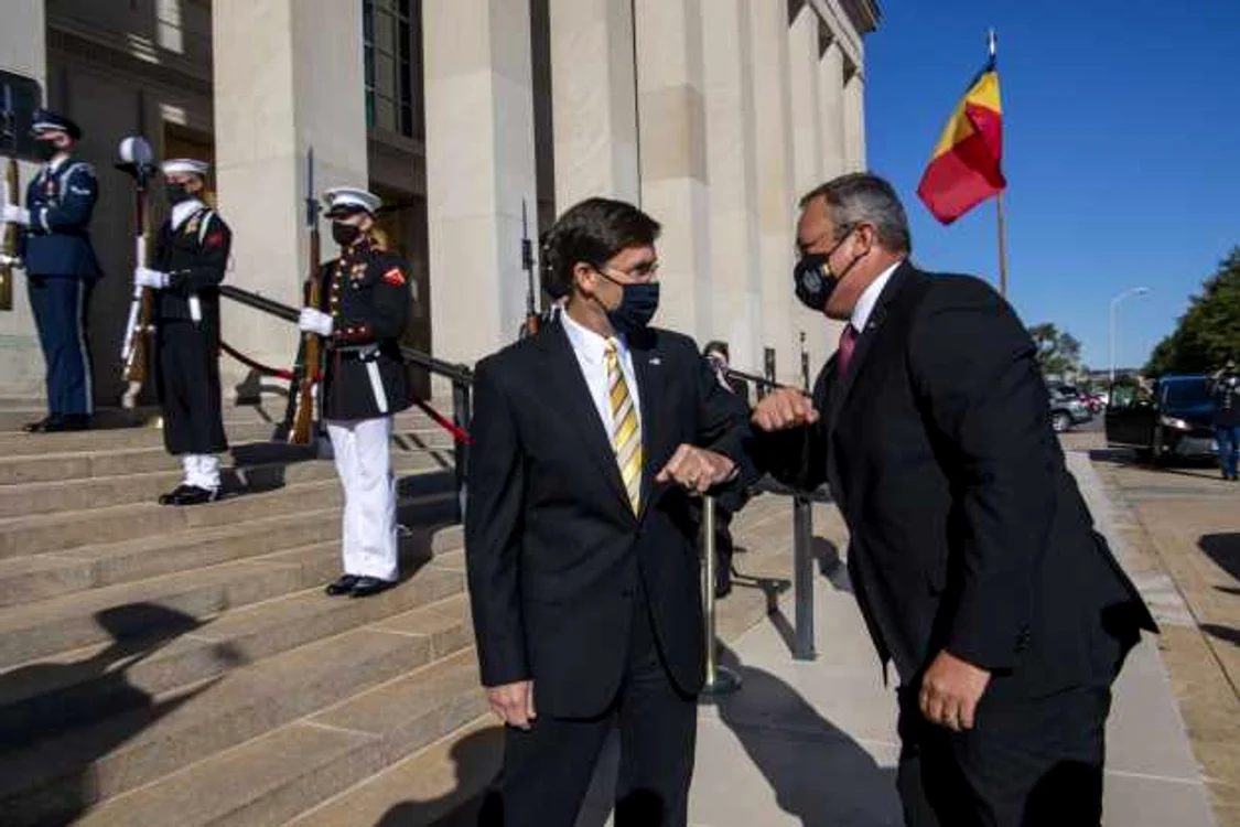 Ministrul apărării naţionale, Nicolae-Ionel Ciucă, şi secretarul american al apărării, Mark T. Esper au semnat documentul la Washington FOTO MApN