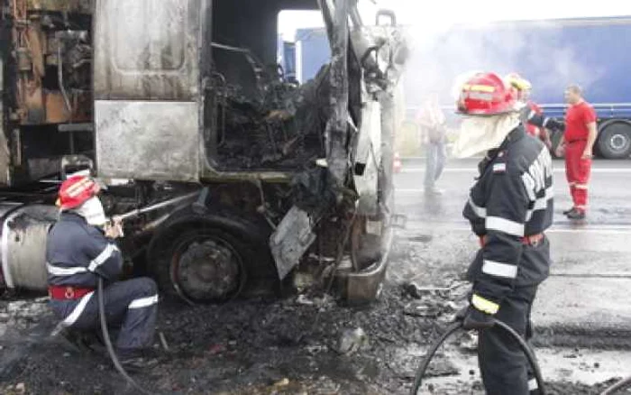 Sibiu: Camion în flăcări pe DN1 (GALERIE FOTO)