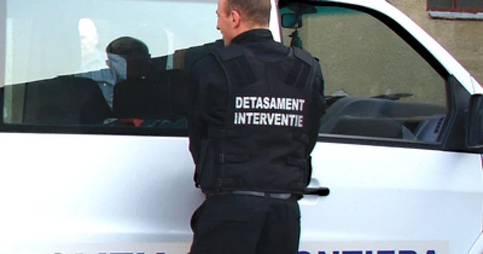 Arad: ORAŞUL PE SCURT / Afară din ţară, cu buletin fals