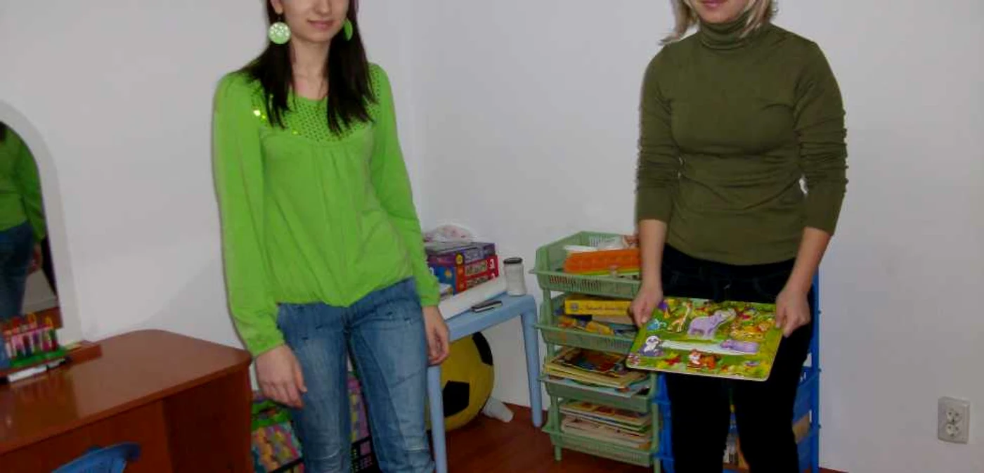 Roxana şi Aura sunt terapeuţii care au grijă de copiii autişti