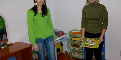 Roxana şi Aura sunt terapeuţii care au grijă de copiii autişti