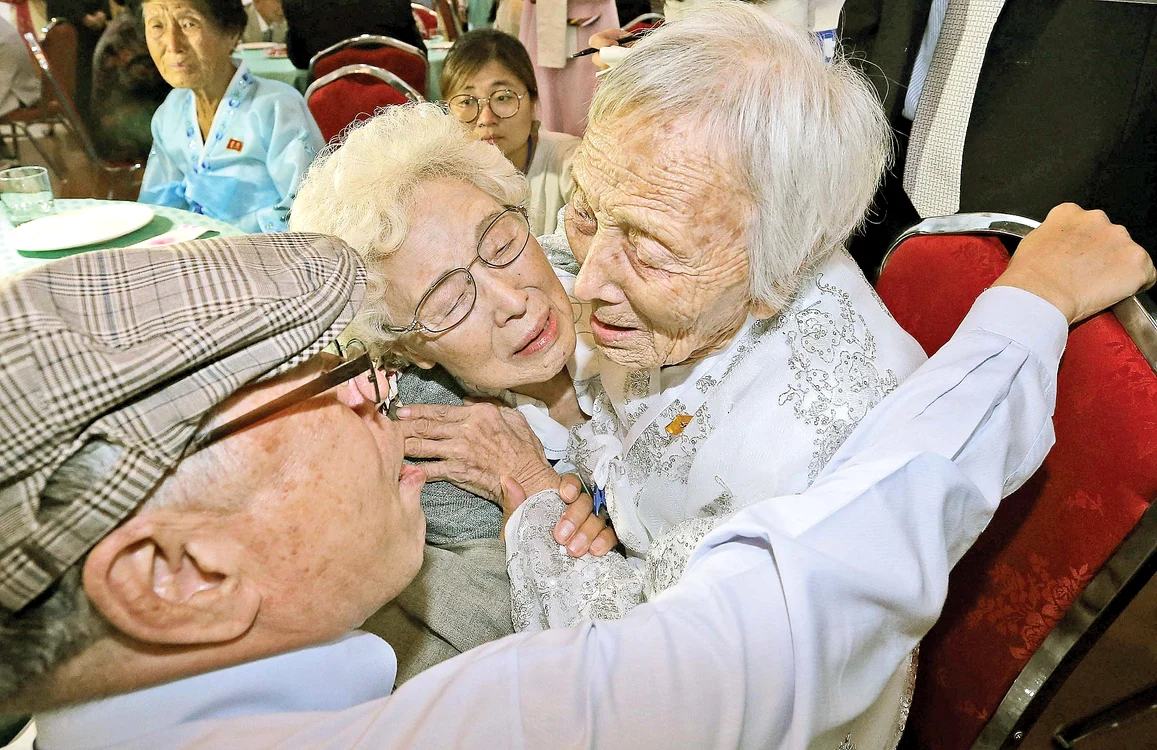 Fraţii sud-coreeni Jo Hye-do (86  de ani) şi Jo Do-jae (75 de ani)  şi-au întâlnit sora mai mare,  pe Jo Soon Do, de 89 de ani