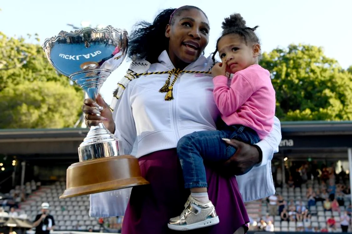 
    Serena Williams, cu cele două trofee ale sale: fiica, Alexis Olympia, și trofeul de la AucklandFOTO: EPA  