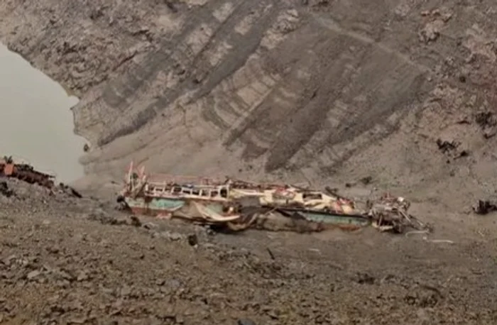 Golirea lacului Vidraru dezvăluie relicva unui vapor turistic dispărut FOTO: captură video