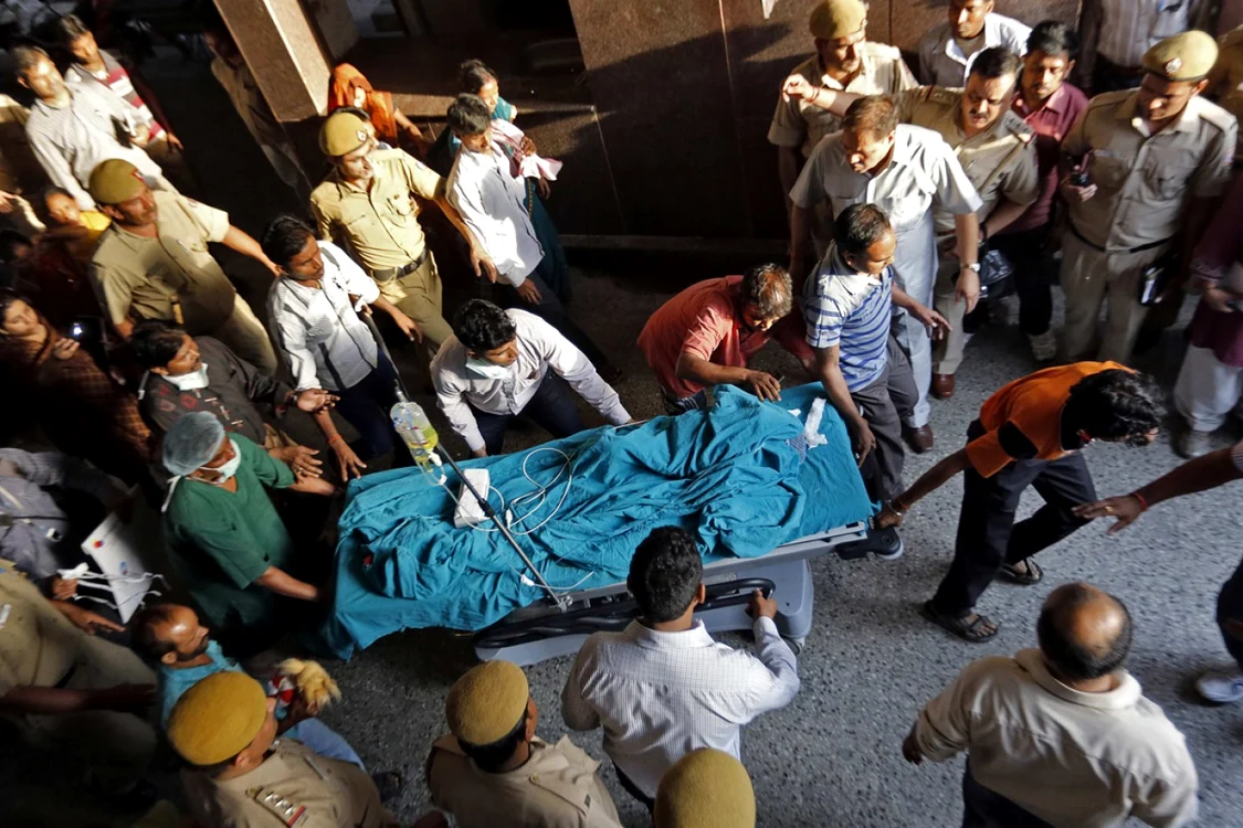 Fetiţa de 5 ani, victima unui viol este transportată la spitalul All India din New Delhi FOTO Reuters