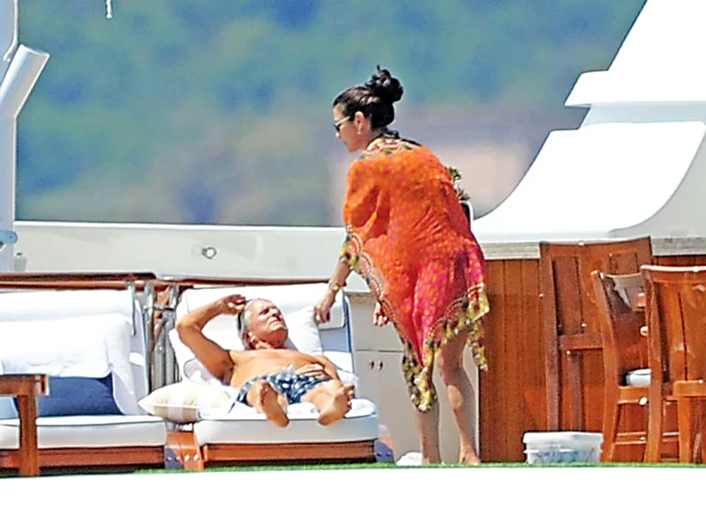 
    Actorul stă tolănit la soare  cât e ziua de lungă, în timp ce  soţia sa îi face toate mofturileFoto: Guliver/Splashnews  