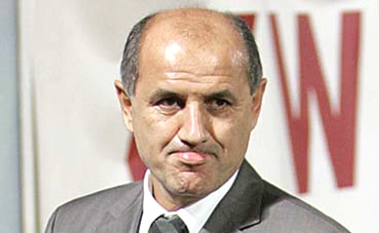 
    George  Copos. A preluat Rapidul în  1993, fiind patronul  clubului până în 2012. În  2014, a fost condamnat la  închisoare pentru trei ani  şi opt luni cu executare în  „Dosarul Transferurilor”.  A fost eliberat după un  an şi două luni.Foto: Mediafax  