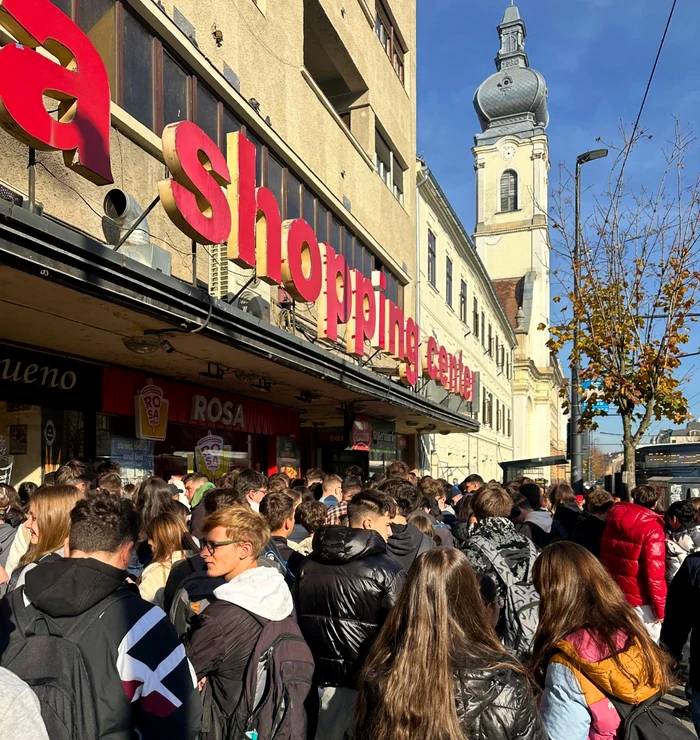 La coadă au stat mai ales tineri. FOTO: Rosa