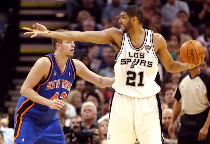 
    Tim Duncan, la minge, cel mai bun marcator al celor de la Spurs  
