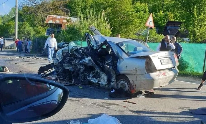 
    Accident grav pe DN1: 5 persoane au murit, alte două au fost rănite Sursă foto: Facebook Cristian Chr Petrilă   