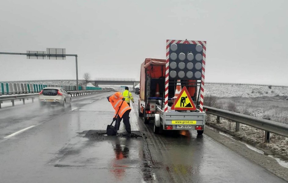 Autostrada Lugoj - Deva s-a umplut de gropi. Reparații de urgență în miezul iernii 