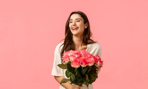 femeie zambet buchet trandafiri roz (2) jpg