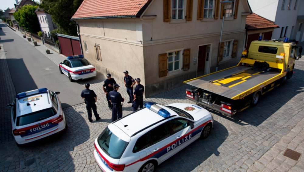 Un austriac a tras 13 focuri de armă asupra a doi români care au parcat în faţa casei lui: „Puteam să murim pentru că un om s-a enervat”