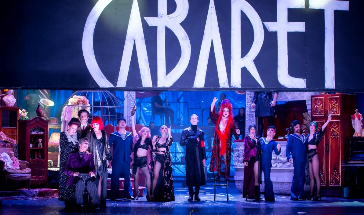 Scenă din spectacolul "Cabaret" de la Teatrul Odeon    FOTO: Andrei Gîndac