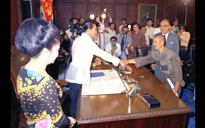 Hiroo Onoda a fost primit cu onoruri la revenirea în Japonia FOTO cnn.com
