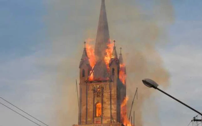 Incendiu Biserica Evanghelică Bistriţa FOTO timponline.ro