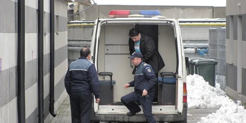 Preotul Gabriel Burcică a fost adus în faţa instanţei însoţit de poliţişti FOTO