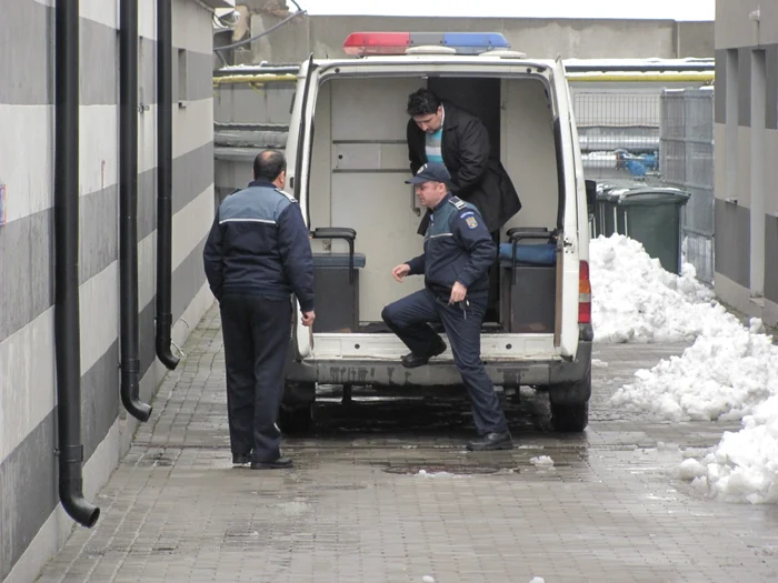 Preotul Gabriel Burcică a fost adus în faţa instanţei însoţit de poliţişti FOTO:adevarul