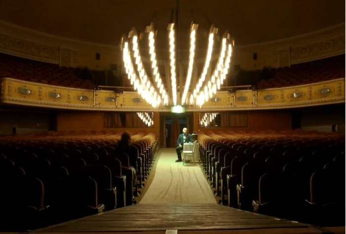 Din punct de vedere vizual, scena coborârii candelabrului uriaş din "vârful" teatrului este impresionantă. FOTO / huntheater.ro