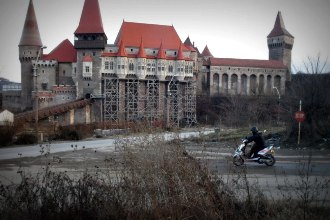 Castelul Corvinilor este una dintre atracţiile turistice importante din Transilvania. FOTO: ADEVĂRUL, D.G.