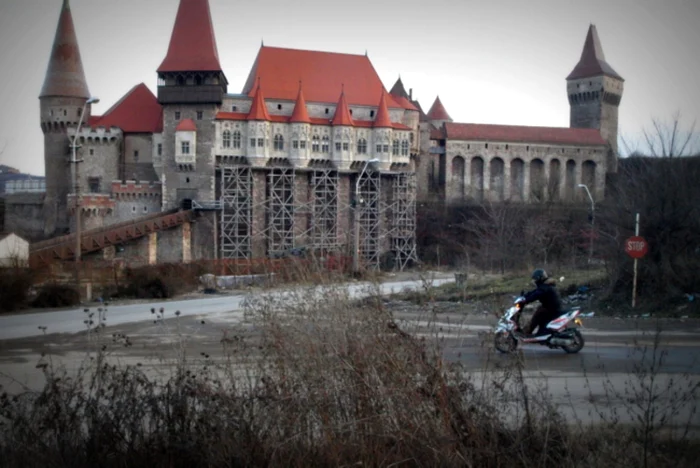 Castelul Corvinilor este una dintre atracţiile turistice importante din Transilvania. FOTO: ADEVĂRUL, D.G.