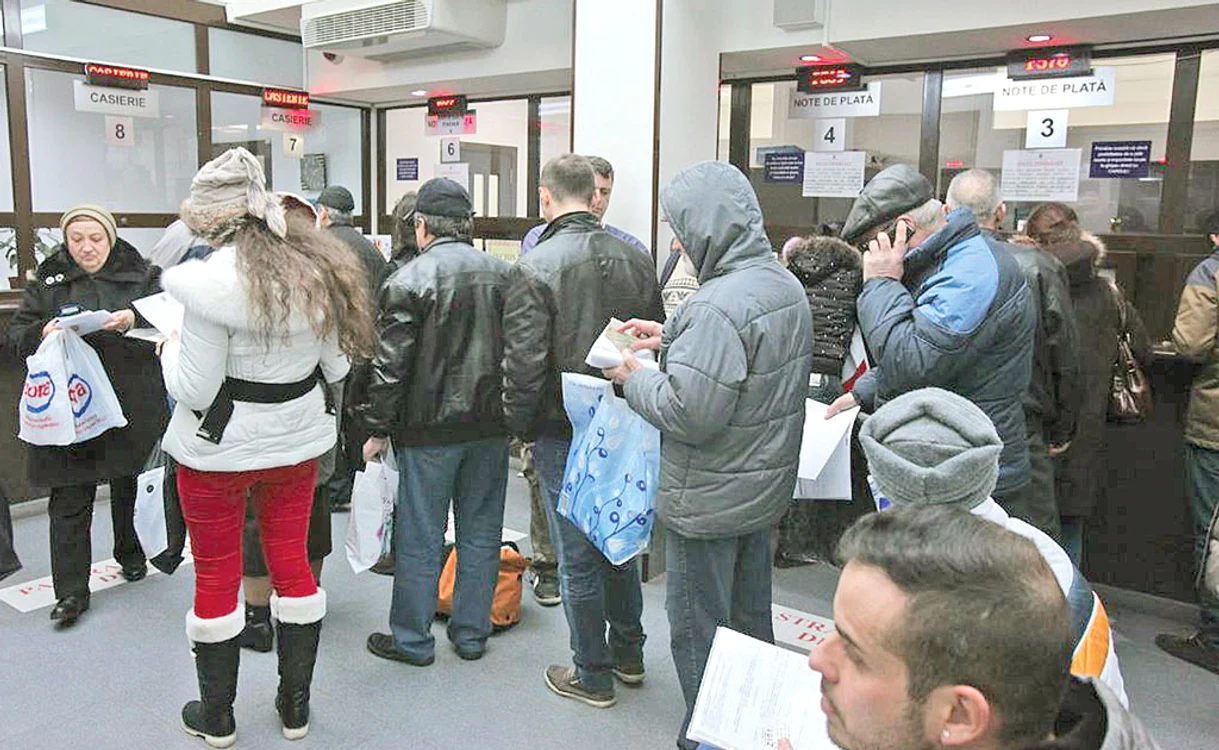 
    Încă din prima zi lucrătoare a anului, s-au format cozi la Taxe și Impozite  
