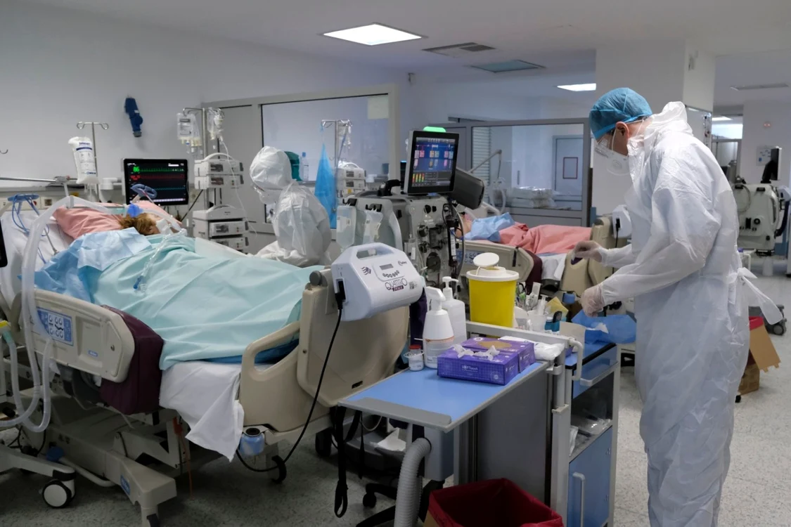 Numărul cazurilor noi de SARS-CoV-2 depistate a început să sară de 2.000 pe zi Foto Shutterstock