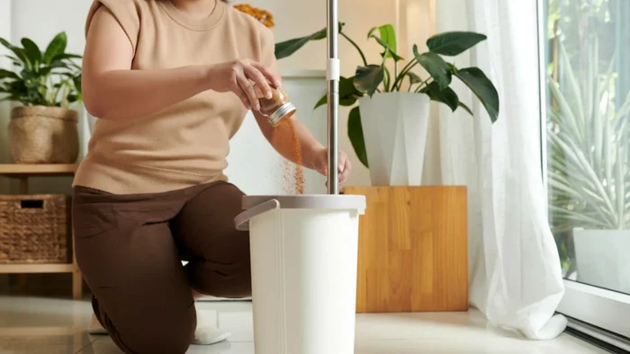 Adaugă întotdeauna acest condiment în apa cu care cureți podelele.