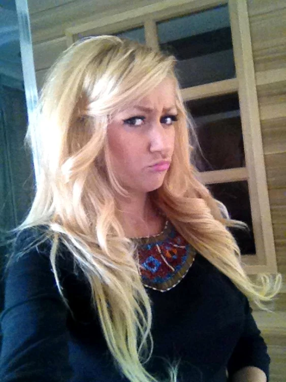 Raluca şi Denisa sunt imaginea unei firme de mobilă de lux, iar blonda, adepta investiţiilor pe termen lung, a dat câteva sute de milioane de lei vechi pe mobilierul din noua ei casă