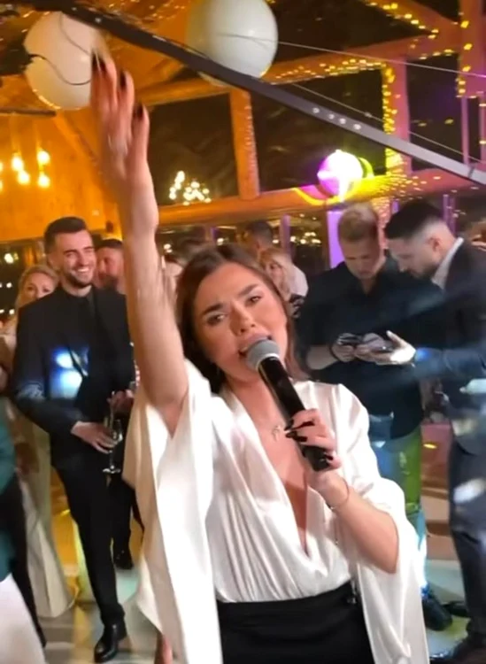 
    Daniela a dansat,  iar Culiță a împărţit  bancnote  