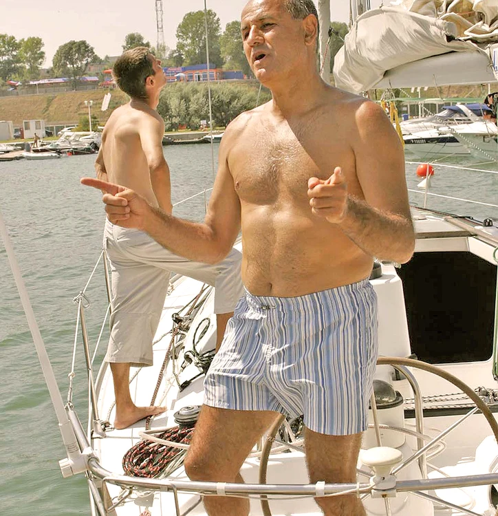 
    Copos e decis să  se retragă pe mare  