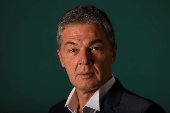 Actorul Adrian Păduraru îmbrăcat la costum, portret