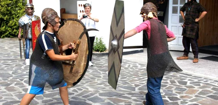 Copiii au probat replici ale unor costume militare si civile antice Foto: MJIA