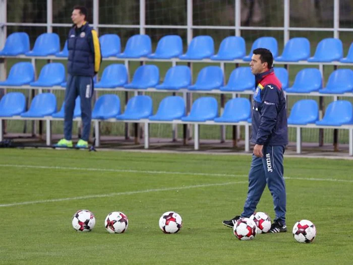 
    Cosmin Contra e selecţionerul Românieifoto: sportpictures.eu  