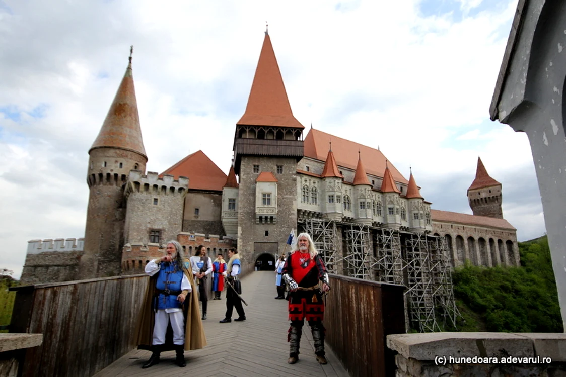 Castelul Corvinilor, o destinaţie turistică de neocolit