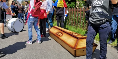 sicriu tariceanu protest alde foto observatorul de brasov
