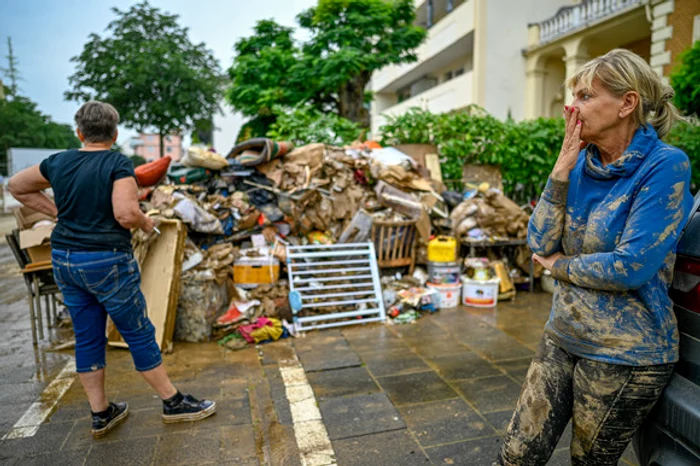 
    Germania. Drumurile s-au transformat în râuri, pe care vehiculele plutesc laolaltă cu bărcile Foto: GettyImages  