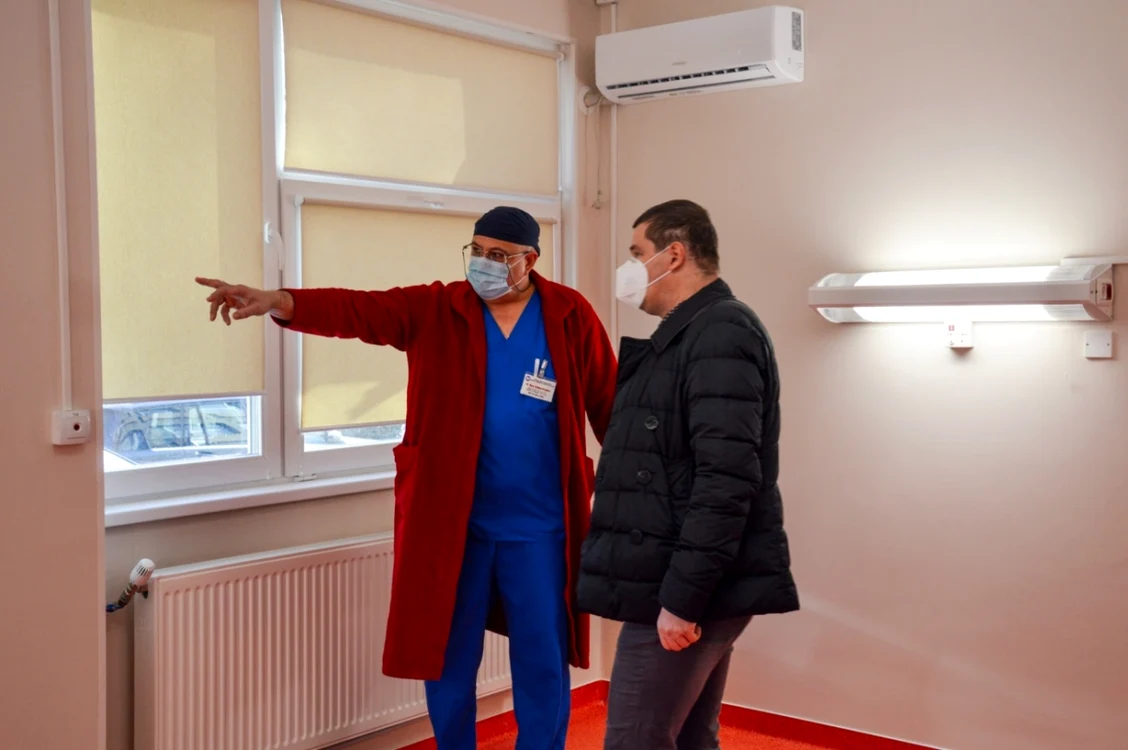 Dr. Cristian Rusu (şeful secţiei de Urologie) şi Adrian Marc (manager Spitalul Judeţean SM) Sursă foto: Consiliul Judeţean SM
