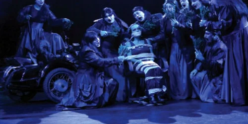 Hecuba (Doina Deleanu), alături de corul captivelor troiene