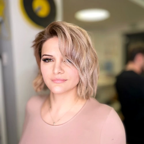 Ai părul scurt? Iată câteva idei de coafuri elegante!