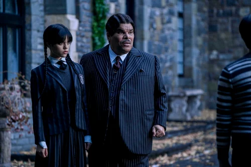 Wednesday și tatăl ei, Gomez Addams, interpretat de Luis Guzman