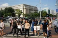 Oameni pe stradă în București, pe o vreme însorită FOTO Shutterstock