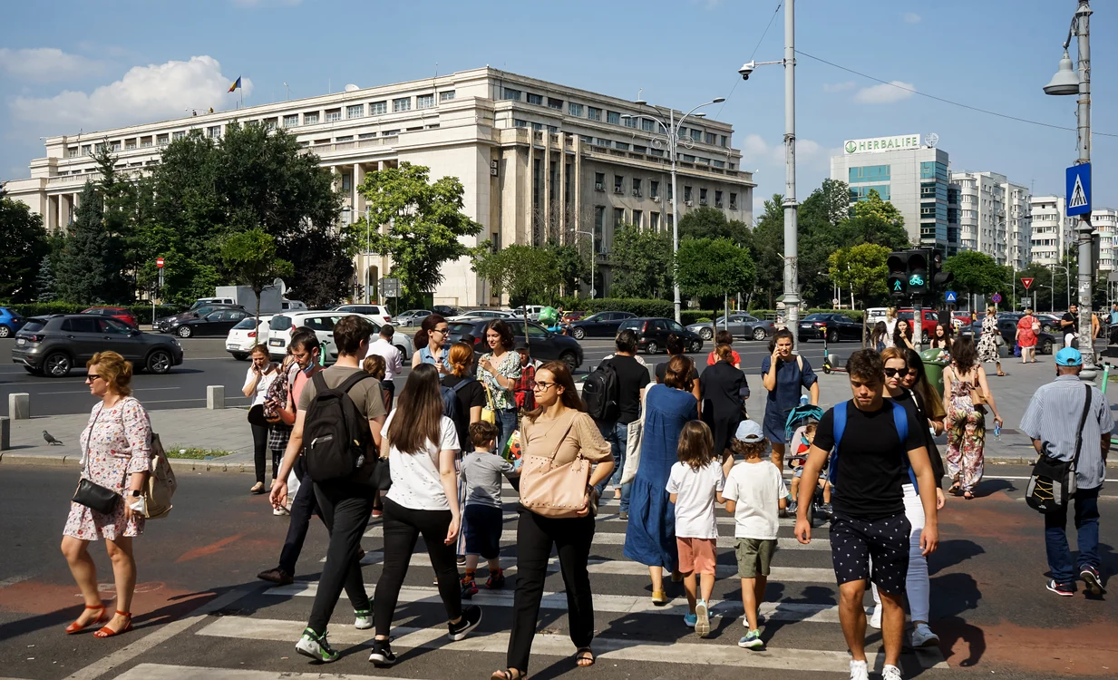 Aproape jumătate dintre români își văd situația financiară personală degradată.