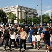 Oameni pe stradă în București, pe o vreme însorită FOTO Shutterstock