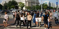 Oameni pe stradă în București, pe o vreme însorită FOTO Shutterstock