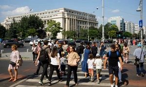 Oameni pe stradă în București, pe o vreme însorită FOTO Shutterstock