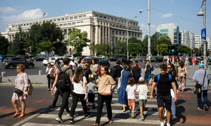 Oameni pe stradă în București, pe o vreme însorită FOTO Shutterstock