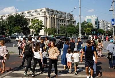 Oameni pe stradă în București, pe o vreme însorită FOTO Shutterstock